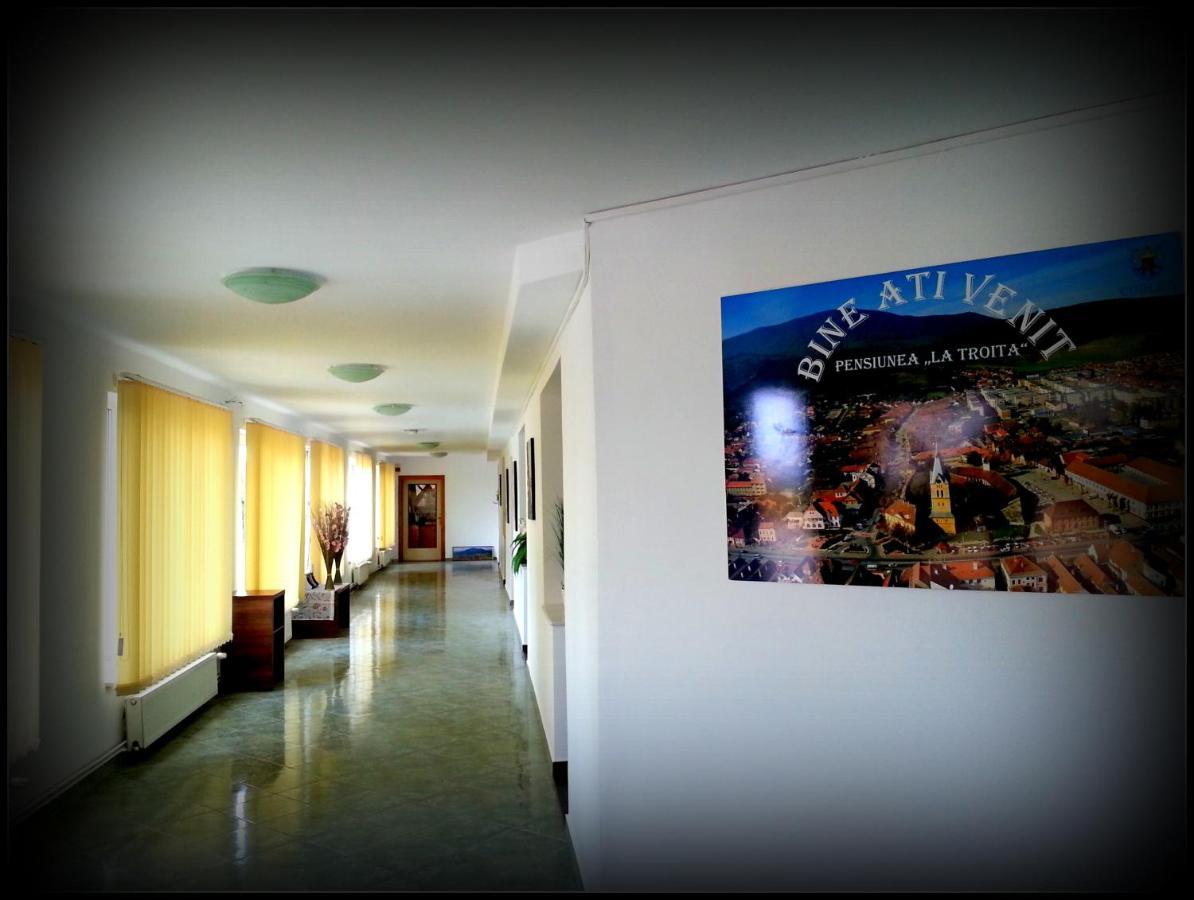 Cazare La Troita Hotel Codlea Exterior foto