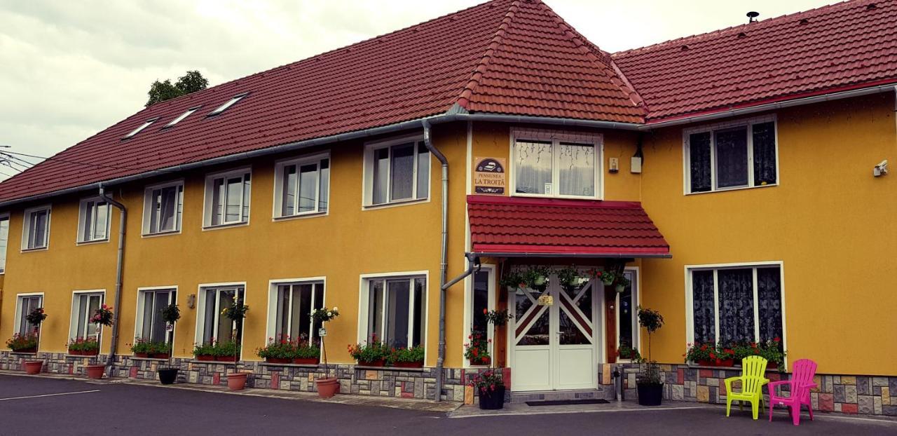 Cazare La Troita Hotel Codlea Exterior foto