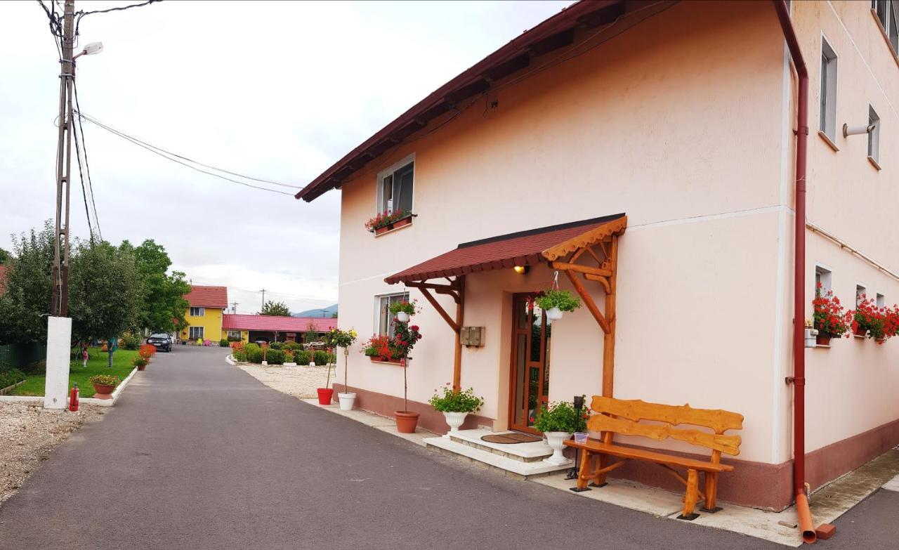 Cazare La Troita Hotel Codlea Exterior foto